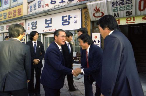 진의종 국무총리 내외 내장사 사찰 산책 이미지