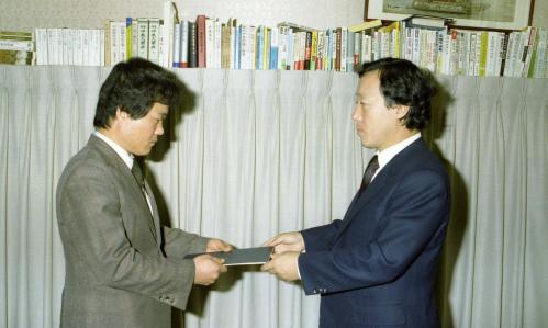 허문도 문화공보부차관 표창장 수여(인사계 김원기, 비상계획실 이진부) 이미지