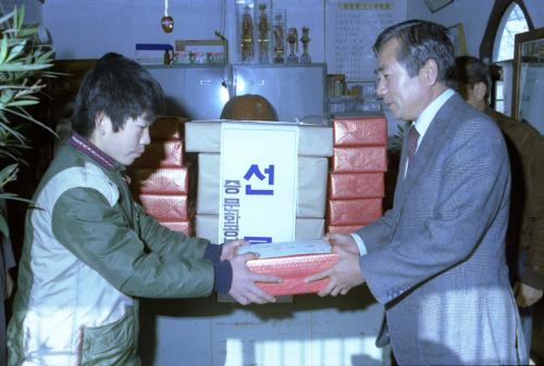 김동호 기획실장 고아원 방문 선물전달 이미지