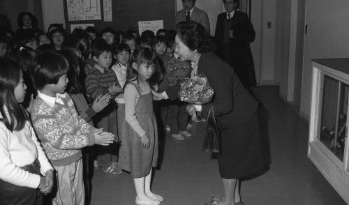 나카소네 일본 수상 부인 일본인학교 방문 이미지