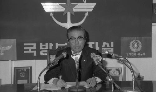 윤성민 국방부장관 기자회견 이미지