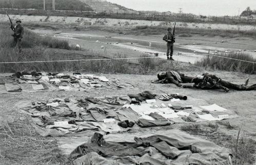 사살된 무장간첩 및 간첩장비 전시 이미지
