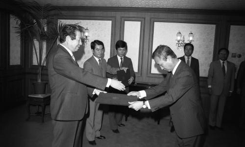 김상협 국무총리 경제기획원차관, 재무부차관, 보사부차관, 수산청장, 은행감독원장 임명장 이미지