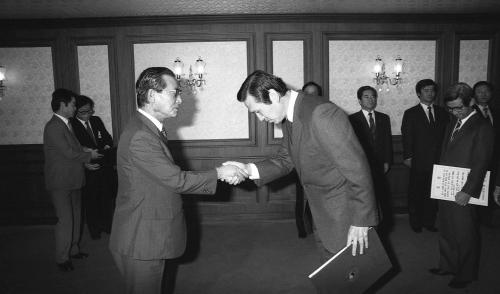 진의종 국무총리 한국은행총재, 산업은행총재, 은행감독원장, 국민은행장 임명장 수여 이미지