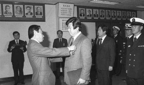 이진희 문화공보부장관 신안유물발굴 유공자 포상 이미지