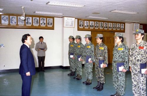 허문도 문화공보부차관 모범예비군 포상 이미지