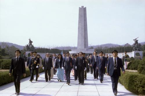 브루나이 국왕부처 국립묘지 참배 이미지