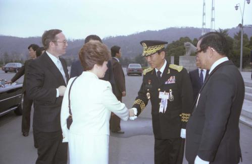 벨기에 수상 국립묘지 참배 이미지