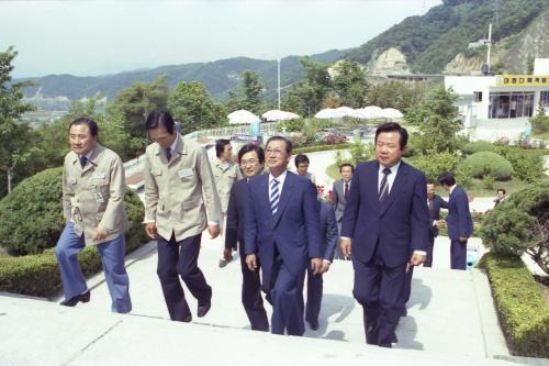 진의종 국무총리 대청댐 시찰 이미지