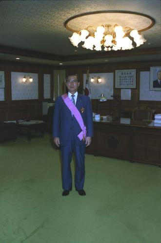 진의종 국무총리 훈장착용 인물촬영 이미지
