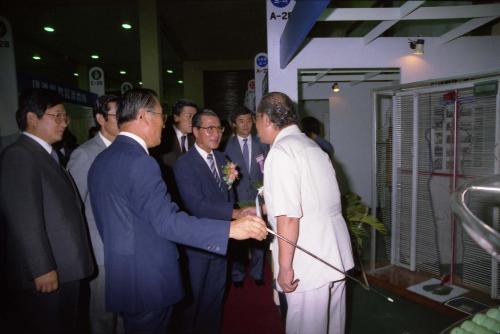 진의종 국무총리 1984년 전국우수발명품전시회 참관 이미지