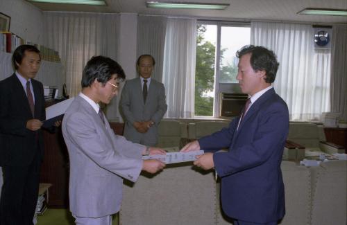 허문도 문화공보부차관 박해국 사무관 임명장 수여 이미지