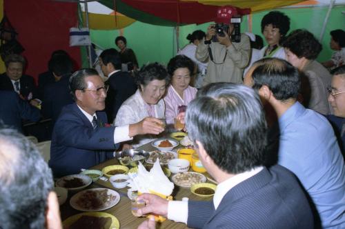 진의종 국무총리 새마을 향토야시장 개장 이미지
