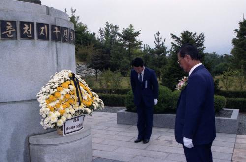 진의종 국무총리 춘천지구 전몰비 참배 이미지