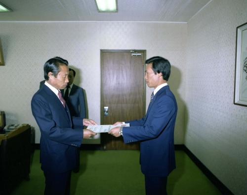 이진희 문화공보부 장관 김진배 국장 임명장 수여 이미지