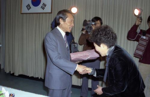이진희 문화공보부 장관 대성동마을 어린이 초청 다과 이미지