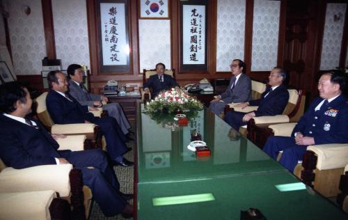 신병현 국무총리 권한대행 경남도청 순시 이미지