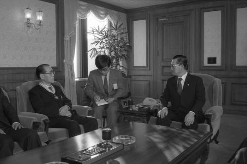 진의종 국무총리 일본 주니찌신문사 사장 접견 이미지