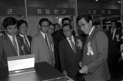 진의종 국무총리 '84 전국우수발명품전시회 참관 이미지