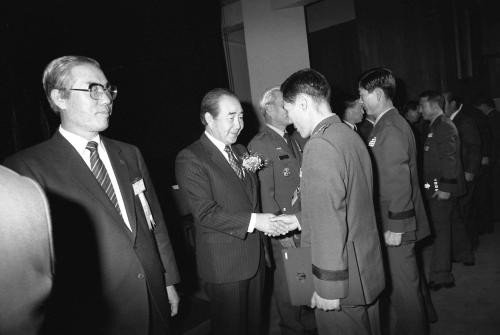 신병현 국무총리 권한대행 1984년 국방대학원 졸업식 참석 이미지