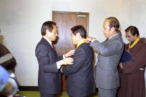 이진희 문화공보부 장관 종교인 훈장 수여(불교, 기독교) 이미지