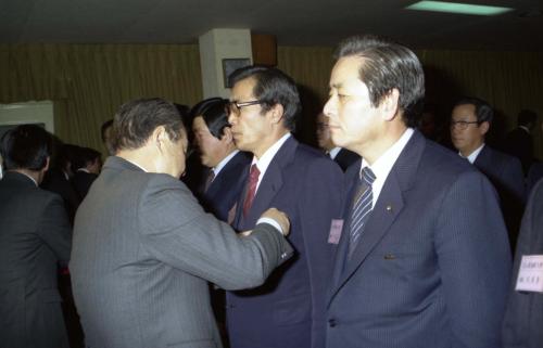신병현 국무총리대행 식량증산유공자 포상 이미지