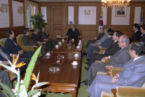 노신영 국무총리 상공회의소 회장단 접견 이미지