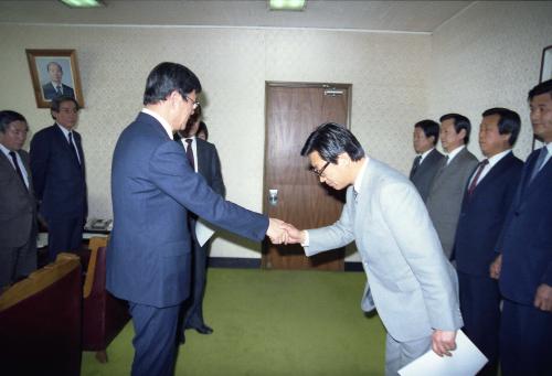 이원홍 문화공보부 장관 국ㆍ과장 임명장 수여식(국장 : 김상식 외 2 명, 과장 : 이석구 외 10명) 이미지
