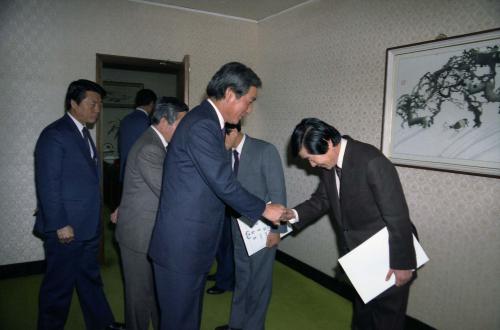 이원홍 문화공보부 장관 국립영화제작소장 외 1명 임명장 수여식 이미지