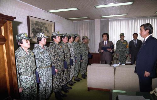 김윤환 문화공보부차관 문화공보부 모범예비군 포상 이미지