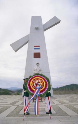 루드 루버스 네덜란드 수상 내외분 네덜란드 참전비 헌화 이미지