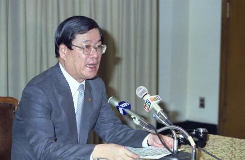 이원홍 문화공보부 장관 청소년문화환경정화 및 조성계획에 대한 기자회견 이미지