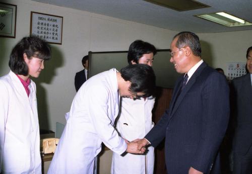 노신영 국무총리 종합청사 의무실 순시 이미지