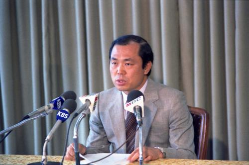 공보국장 불량도서에 관한 담화문 발표 이미지