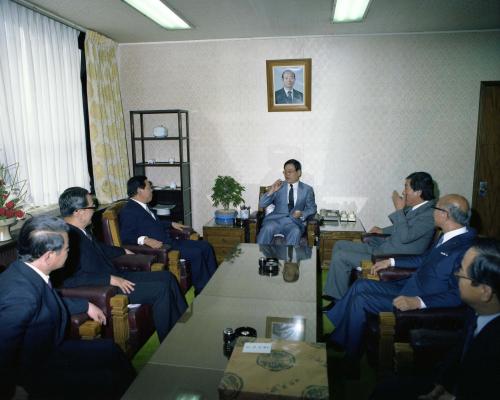 이원홍 문화공보부 장관 일본 경제신문언론인 접견 이미지