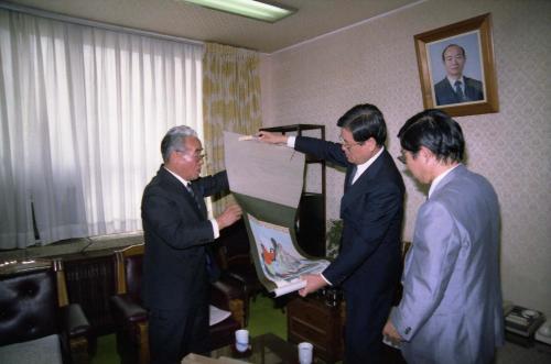 이원홍 문화공보부 장관 마에다 주한 일본대사 접견 이미지