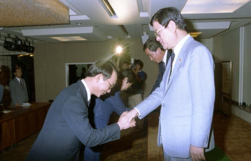 이원홍 문화공보부 장관 해외공보관 문화관 회의 연설 이미지