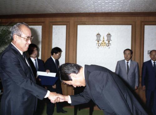 노신영 국무총리 경제기획원차관, 노동부차관, 과학기술처차관 임명장 수여식 이미지