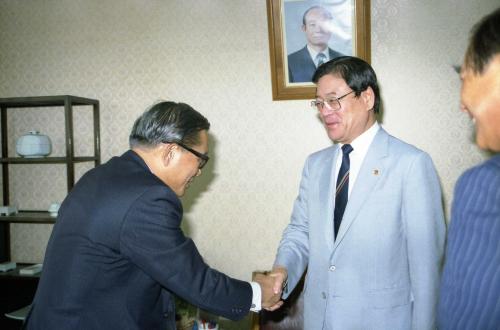 이원홍 문화공보부 장관 일본 공동통신사장 일행 접견 이미지