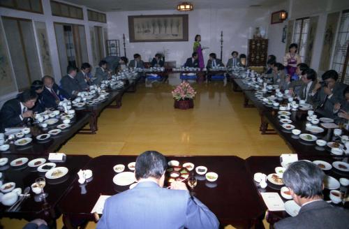 이원홍 문화공보부 장관 주한 외신기자 초청 오찬 이미지