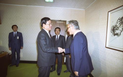 이원홍 문화공보부 장관 독일 쾰른 박물관장에게 서훈 이미지