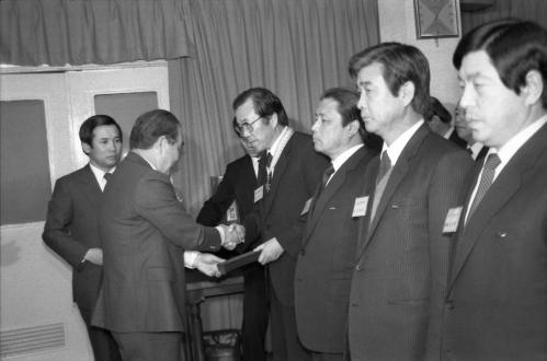 신병현 국무총리대행 식량증산 유공자 포상식 이미지