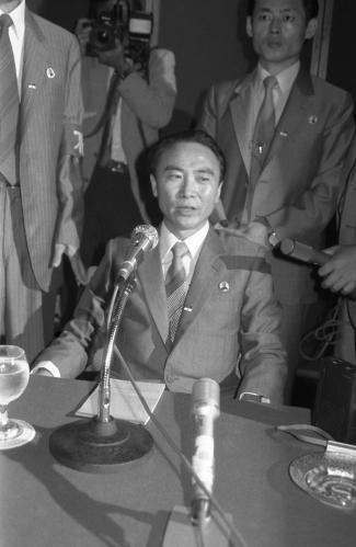 제8차 남북적십자회담 참가 이종렬 북한적십자회대표 서울 도착 성명발표 이미지