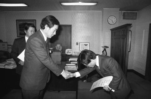김윤환 문화공보부 차관 사무관 임명장 수여 4명 이미지