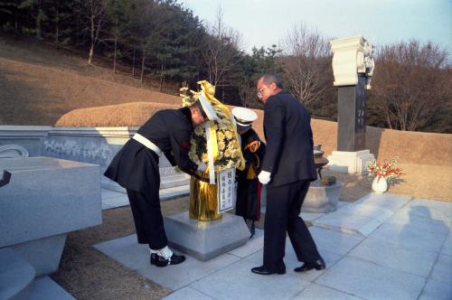 노신영 국무총리 고 박정희 대통령 묘소 참배 이미지