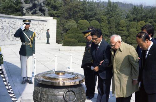 산체스 페루 제1 부통령겸 상원의장 국립묘지 참배 이미지