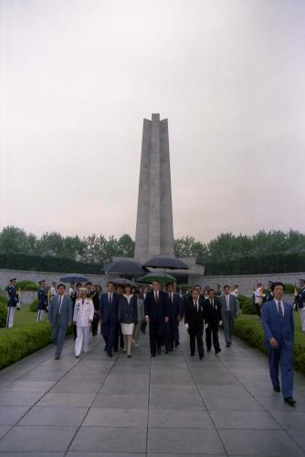 멀로니 캐나다 수상부처 국립묘지 참배 이미지