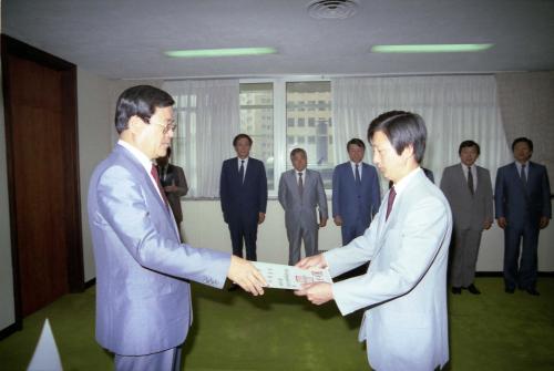 이원홍 문화공보부장관 서기관 임명장 수여(박은석 외 1명) 이미지