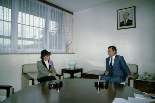 이원홍 문화공보부장관 이탈리아 대사 접견 이미지