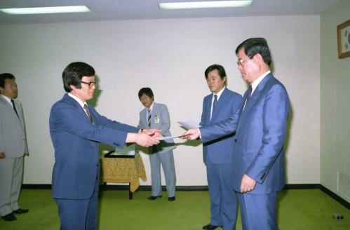 이원홍 문화공보부장관 서병효 홍보기획관 외 9명 임명장 수여 이미지